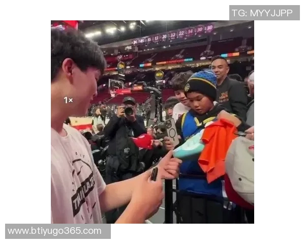 俄勒冈主场热情洋溢林葳球迷与同曦球迷齐聚一堂